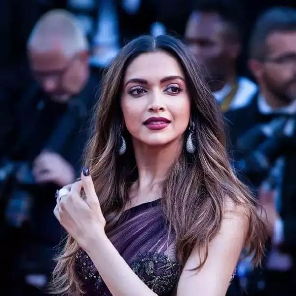 অবশেষে ২০১২ সালে ‘ককটেল’ ছবির মাধ্যমে তিনি আবার নয়া রূপে ইন্ডাস্ট্রিতে আসেন। তার পর আর তাঁকে ফিরে তাকাতে হয়নি। বর্তমানে বলিপাড়ার শীর্ষস্থানীয় অভিনেত্রীদের মধ্যে দীপিকার নাম রয়েছে।