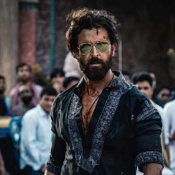 বাবার সঙ্গে প্রযোজনার কাজে যুক্ত হওয়ার মাধ্যমে বলি ইন্ডাস্ট্রির সঙ্গে পরিচয় রাকেশ-পুত্র হৃতিকের।