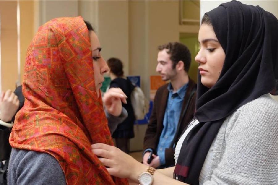 মেরির দাবি, ২০২০ সালে এক বার ঠিক মতো হিজাব না পরার ‘অপরাধে’ তাঁকে আটক করেছিল পুলিশ। রাখা হয়েছিল তেহরানের কাছেই একটি ডিটেনশন সেন্টারে।