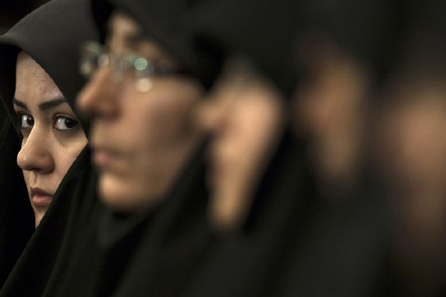 সেই ডিটেনশন ক্যাম্পে তাঁকে পোশাক খুলতে বাধ্য করা হয়েছিল বলে অভিযোগ করেছেন মেরি। যদিও সেখানে সকলেই ছিলেন মহিলা, তবু প্রশাসনের এই ভূমিকার তীব্র নিন্দা করেছেন তিনি।