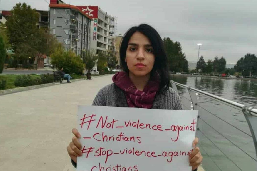 মেরির অভিযোগ, ইরানে মেয়েদের দমিয়ে রাখার জন্য যৌন হেনস্থার আশ্রয় নেয় প্রশাসন। নানা ভাবে মেয়েদের হুমকি দেওয়া হয়। এটাই ইরান সরকারের প্রতিবাদী স্বর দমনের কৌশল।