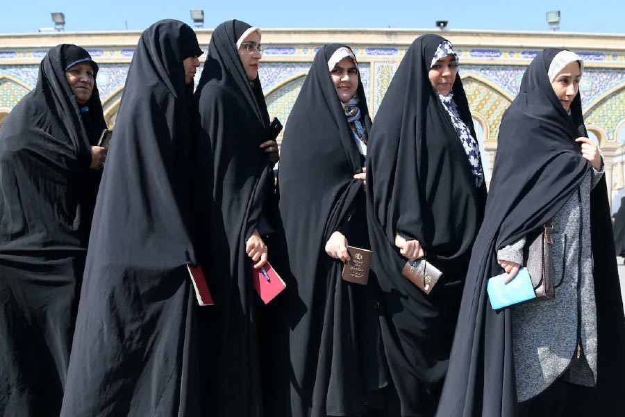 ইরানে মুসলমান মেয়েদের সঙ্গে অমুসলমান মেয়েদেরও হিজাব পরতে হয়। দেশের আইন অনুযায়ী তা বাধ্যতামূলক। মেরি ধর্ম পরিবর্তন করার পরও তাঁকে তাই হিজাব পরে মাথা ও শরীরের বাকি অংশ ঢেকে রাখতে হত।