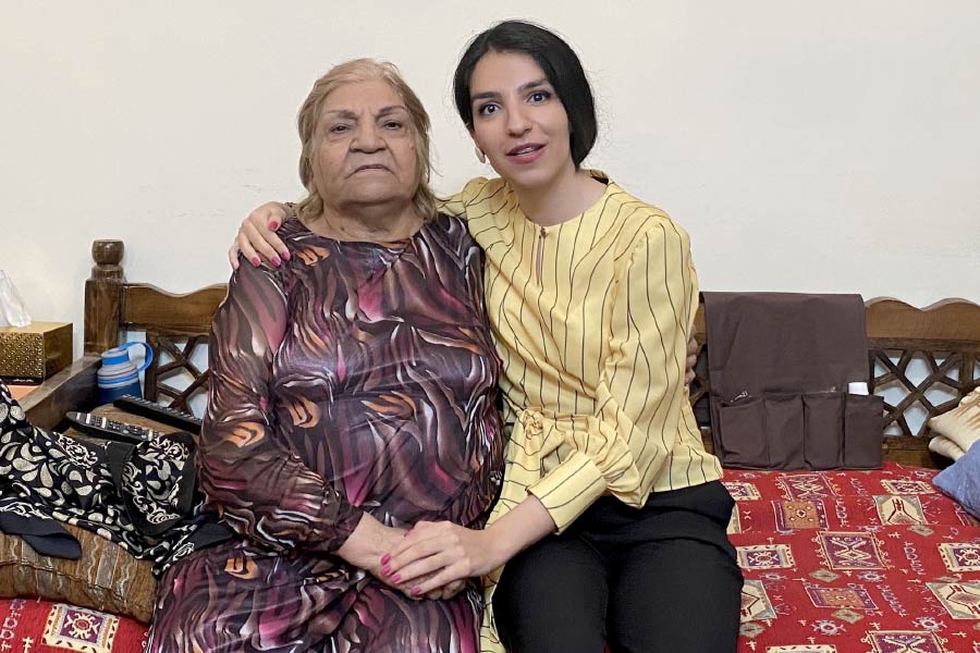 ২৪ বছর বয়সি এই ইরানি সমাজকর্মী জানিয়েছেন, ২০১৯ সালে একটি বাসে তেহরান যাচ্ছিলেন তিনি। গরম লাগায় মাথা থেকে হিজাব কিছুটা সরিয়েছিলেন। সঙ্গে সঙ্গে তাঁর কাছে এগিয়ে আসেন এক আদ্যোপান্ত হিজাব পরিহিতা মহিলা। তিনি মেরিকে কাপড় দিয়ে মাথা ঢাকতে বলেন।