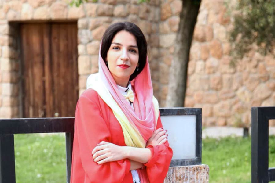 কিন্তু অপরিচিত ওই মহিলার কথায় রাজি হননি তরুণী। তিনি বাসেই তাঁর সঙ্গে বচসায় জড়িয়ে পড়েন। এমনকি ওই মহিলা তাঁকে আক্রমণ করেন বলেও অভিযোগ। মেরির মুখ কেটে গিয়েছিল।