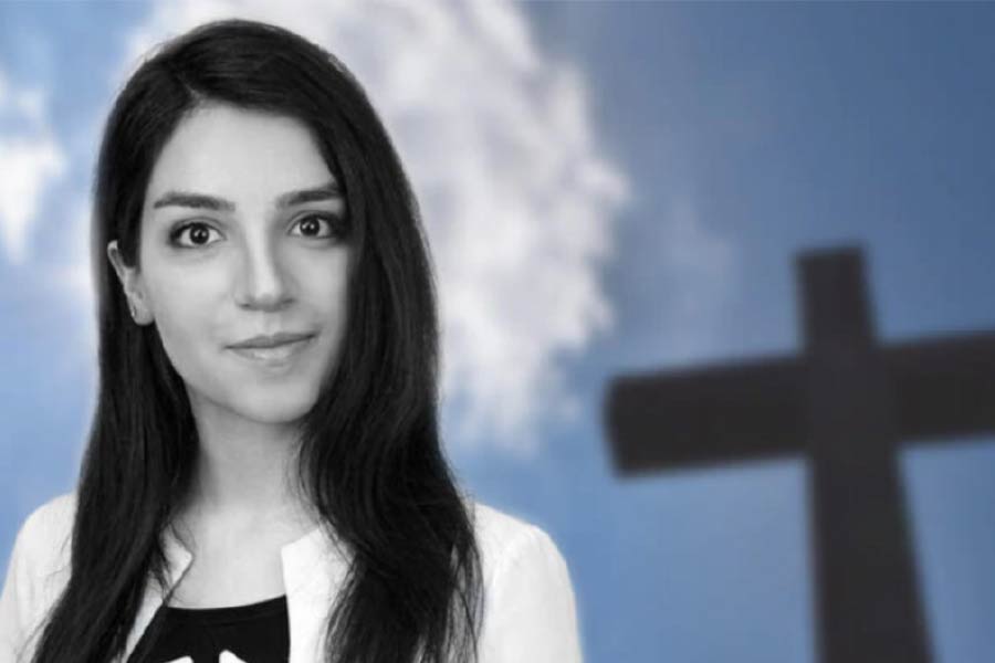 রক্তাক্ত মুখ নিয়ে তিনি থানায় গিয়েছিলেন বিচার চাইতে। কিন্তু অভিযোগ, তাঁর কথায় পুলিশ কান দেয়নি। তাঁর অভিযোগ গ্রহণ করা হয়নি। অভিযুক্ত মহিলাকে ছেড়ে দিয়ে মেরিকে থানায় আটকে রাখা হয়েছিল।