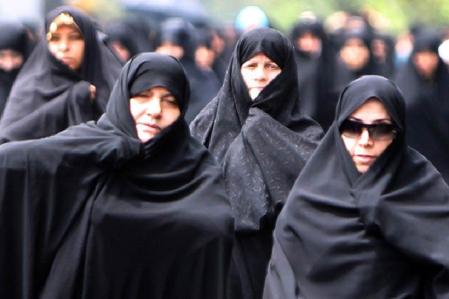 মেরি জানিয়েছেন, ইরানে নীতিপুলিশির বাড়বাড়ন্তে তিনি এবং তাঁর মতো স্বাধীনচেতা মেয়েরা অতিষ্ঠ হয়ে উঠেছেন। গোঁড়া মুসলমানরাও মেয়েদের উপর একই ভাবে ছড়ি ঘোরান। ফলে দেশে মেয়েদের স্বাধীন ভাবে বাঁচার পরিবেশই নেই।