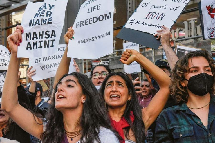 মাহশার মৃত্যুর প্রতিবাদে পথে নামেন ইরানের শুভবুদ্ধিসম্পন্ন সাধারণ মানুষ। মেয়েরা প্রকাশ্যে হিজাব পুড়িয়ে, মাথার চুল কেটে ফেলে প্রতিবাদে শামিল হন। আন্দোলনকারীদের উপর ইরান সরকারের নিরাপত্তারক্ষীদের অত্যাচারের খবরও প্রকাশ্যে এসেছে।