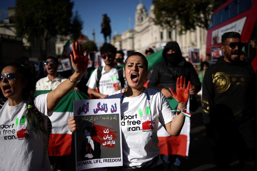 ইরানের সংবাদমাধ্যমে মাহশা-মৃত্যুর পরিপ্রেক্ষিতে আন্দোলনে অন্তত ৪০ জনের মৃত্যুর কথা বলা হয়। তবে অসমর্থিত সূত্রে দাবি, মাহশা-কাণ্ডে পথে নামা প্রতিবাদীদের ২৩০ জনকে খুন করেছেন নিরাপত্তারক্ষীরা।