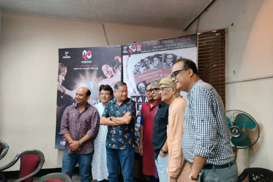 অ্যাকাডেমি অফ ফাইন আর্টসে সাংবাদিক বৈঠক ডেকে নতুন করে ‘মারীচ সংবাদ’ দিল ‘চেতনা’।