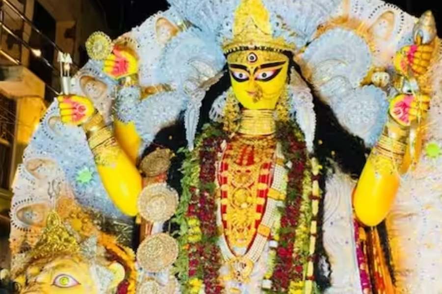 তাই আজ মা অঢেল সোনার গয়নার অধিকারী। পুজোর সময়ে তাই প্রতিমাকে মাথা থেকে পা পর্যন্ত মুড়ে দেওয়া হয় গয়নায়। 