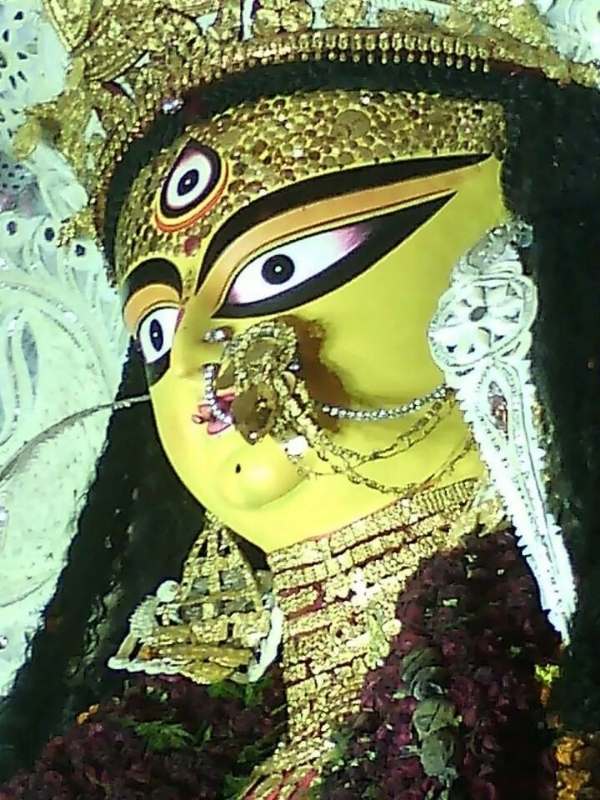 স্বাভাবিক ভাবেই তাই ভিড় হওয়ার সম্ভাবনা অনেকটাই বেশি। ফলে বুড়িমার পুজো ঘিরে এ বার বাড়তি সতর্ক প্রশাসনও।