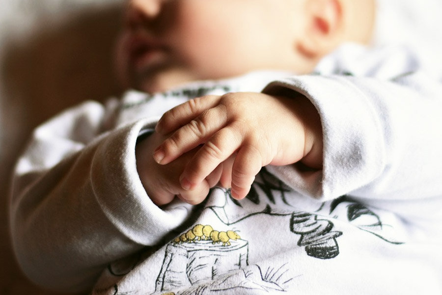 সন্তানদের নামকরণের ব্যাপারে বাবা-মায়েদের মুশকিল আসান করতে প্রায় দেড় লক্ষ টাকা করে নেন টেলর।