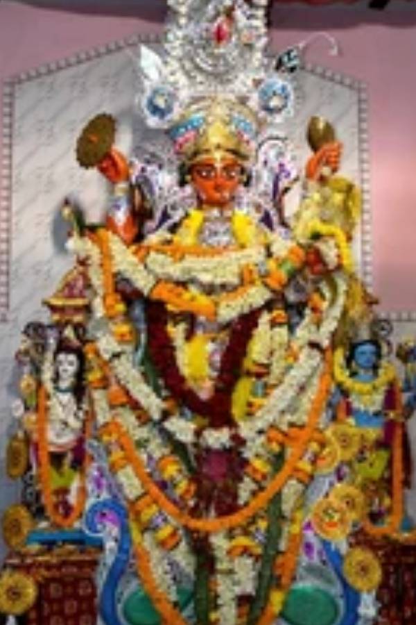 বারো জন ইয়ার অর্থাৎ বারো জন বন্ধুর হাত ধরে পুজো। তার থেকেই নাম ‘বারোয়ারি’। জনশ্রুতি বলে, গুপ্তিপাড়ার স্থানীয় বাসিন্দারা একবার দুর্গাপুজো দেখতে গ্রামের জমিদার বাড়িতে গিয়েছিলেন।