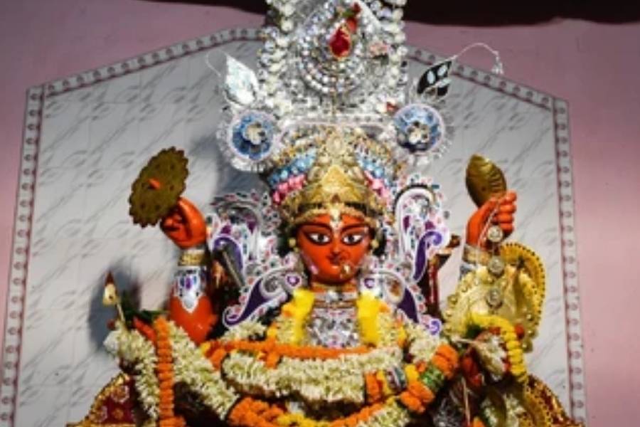 তখন শুধুই হত বাড়ির পুজো, আজকের দিনে যা বনেদি পুজো হয়ে দাঁড়িয়েছে। তা হলে বারোয়ারি পুজোর এই প্রচলন হল কী ভাবে? তার এত বাড়বাড়ন্তই বা কেন? ইতিহাস ফিরে দেখল আনন্দ উৎসব। 