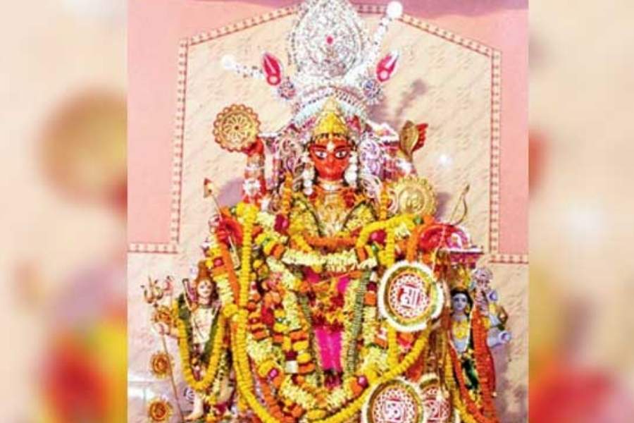 তখন নাকি জমিদারের অত্যন্ত দুর্ব্যবহারের মুখে পড়তে হয় তাঁদের। অপমানিত হয়ে গ্রামে ফিরে তাঁরা ঠিক করেন, আর জমিদারবাড়ির পুজো দেখতে যাবেন না। বরং নিজেরাই পুজো করবেন।