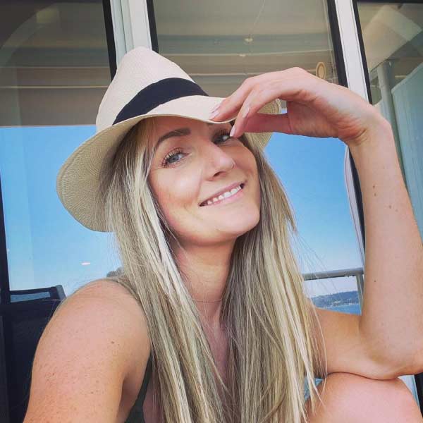 র‌্যাচেল হাডসন তেমনই এক বিনোদন শিল্পী। যাত্রীবাহী জাহাজে গান শোনান তিনি। জলেই কেটে যায় জীবনের অধিকাংশ সময়। ইংল্যান্ডের ম্যাঞ্চেস্টার শহরের বাসিন্দা র‌্যাচেলের জীবন যেন কাব্যের মতো। সম্প্রতি একটি সাক্ষাৎকারে জল-জীবনের খুঁটিনাটি ভাগ করে নিয়েছেন র‌্যাচেল।