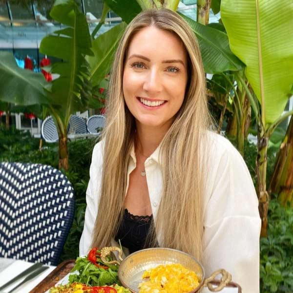 জাহাজে যাত্রীদের মনোরঞ্জনের জন্য র‌্যাচেলকে সপ্তাহে ৪ দিন কাজ করতে হয়। দিন না বলে অবশ্য রাতই বলা চলে। কারণ রাতেই শুরু হয় র‌্যাচেল এবং তাঁর সহকর্মীদের শো।