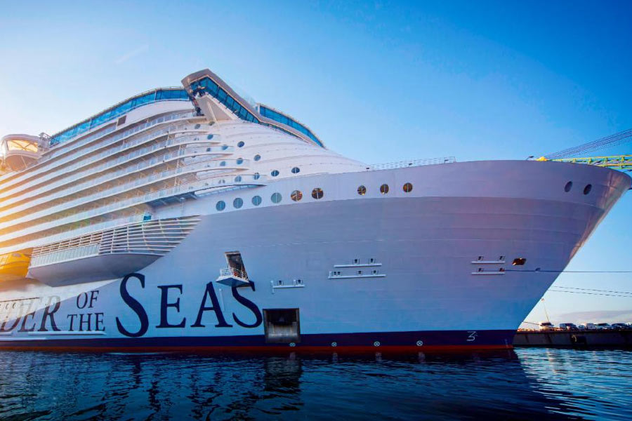 সকাল সকাল চা খেয়ে সপ্তাহের এই ৪টি রাতের জন্য প্রস্তুতি নিতে শুরু করেন র‌্যাচেল। তাঁর কথায়, ‘‘শো-এর দিনগুলি সবচেয়ে ব্যস্ত থাকি। প্রথমেই যাবতীয় যন্ত্রপাতি পরীক্ষা-নিরীক্ষা করাতে হয়। কোথাও যাতে কোনও রকম প্রযুক্তিগত ত্রুটি না থাকে তা নিশ্চিত করতে হয় সকলকে।’’