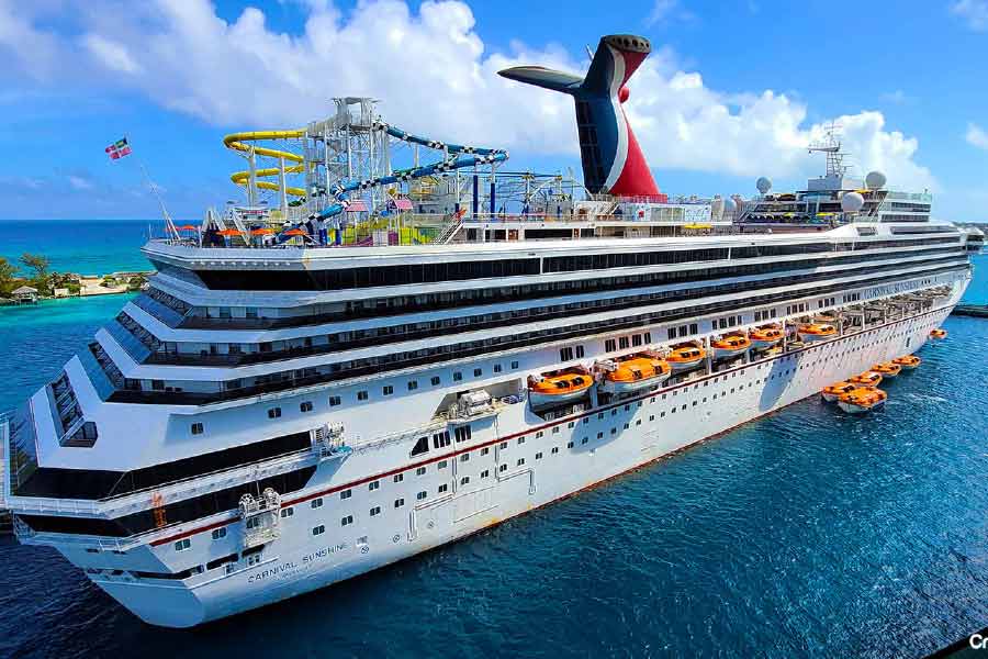 কাজেই দিনের অধিকাংশ সময় কাটিয়ে দেন র‌্যাচেল। তবে কাজের ফাঁকে ফাঁকে জল-জীবনের রোমাঞ্চও তিনি তারিয়ে তারিয়ে উপভোগ করেন। চলার পথে যে সব জায়গায় জাহাজ থামে, সেখানকার পরিবেশও ঘুরে দেখেন তিনি ও তাঁর সহকর্মীরা।