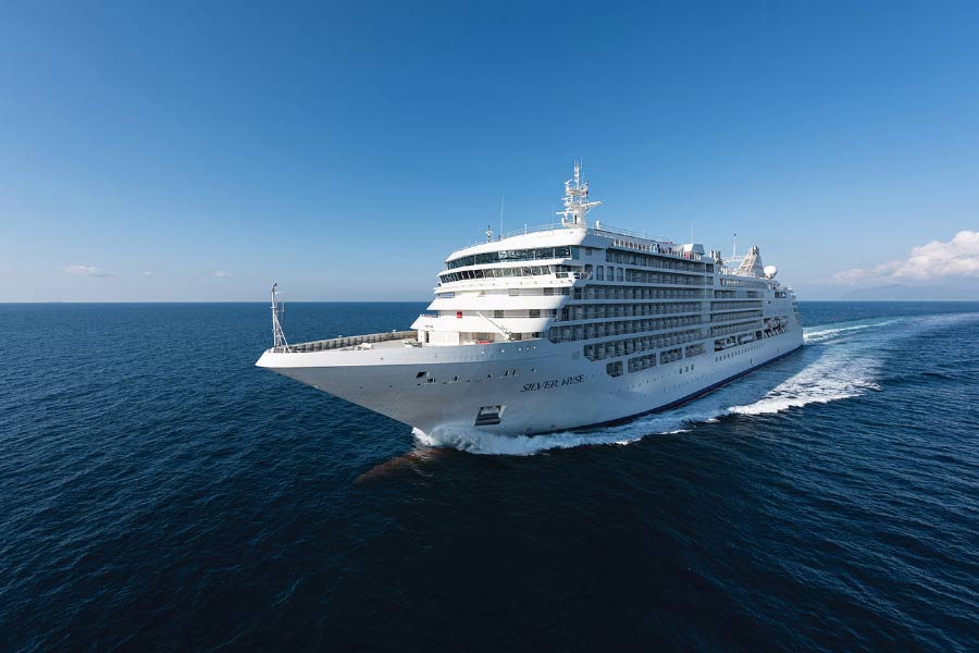 ঘড়ির কাঁটায় ৫টা বাজলেই রাতের শো-এর তোড়জোড় শুরু হয়ে যায়। স্নান করা, নির্দিষ্ট পোশাক পরা, উপযুক্ত মেক আপে সেজে ওঠা, সবই করতে হয় যন্ত্রের মতো।