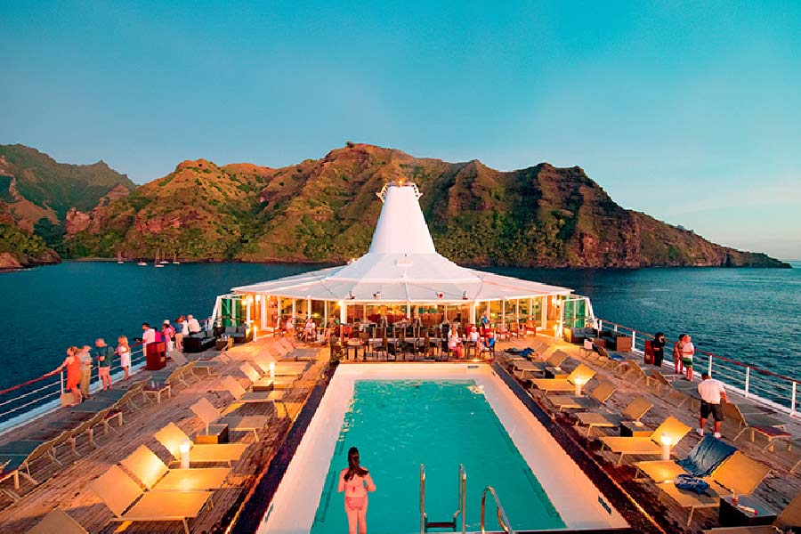 শো শেষ হলে জাহাজের বারে চলে যান র‌্যাচেল। ওয়াইনের গ্লাসে চুমুক দিতে দিতে বন্ধু ও সহকর্মীদের সঙ্গে তাস খেলেন।