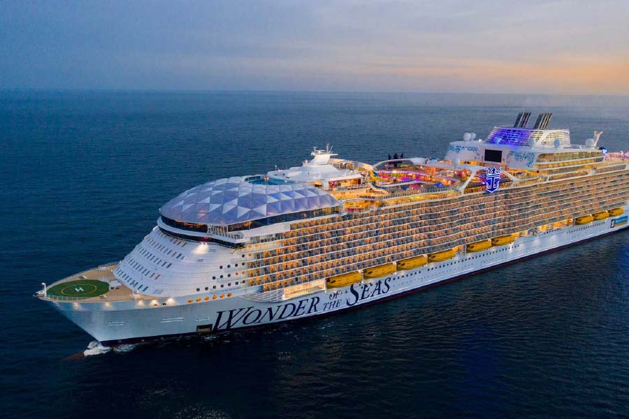  জাহাজটাকেই ‘ঘর’ বানিয়ে ফেলেছেন র‌্যাচেল। তবে মাঝেমাঝে আসল ঘরের কথাও মনে পড়ে তাঁর। নিজেই জানিয়েছেন, বাবা-মা, পরিবার, বন্ধুবান্ধবদের কথা ভেবে মনখারাপ লাগে। 