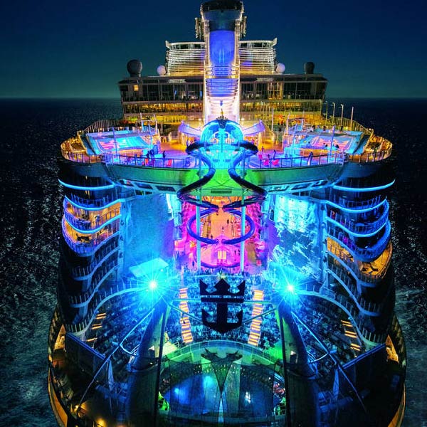 বিলাসবহুল রেস্তরাঁ, ক্যাফেটেরিয়া, পার্ক, ফুলের বাগান, সবই রয়েছে জাহাজের মধ্যেই। সেই জাহাজে রোজ যাত্রীদের মনোরঞ্জন করেন র‌্যাচেল আর তাঁর সঙ্গীরা। নোনা জলের সমুদ্রে সে এক অন্য জীবন।