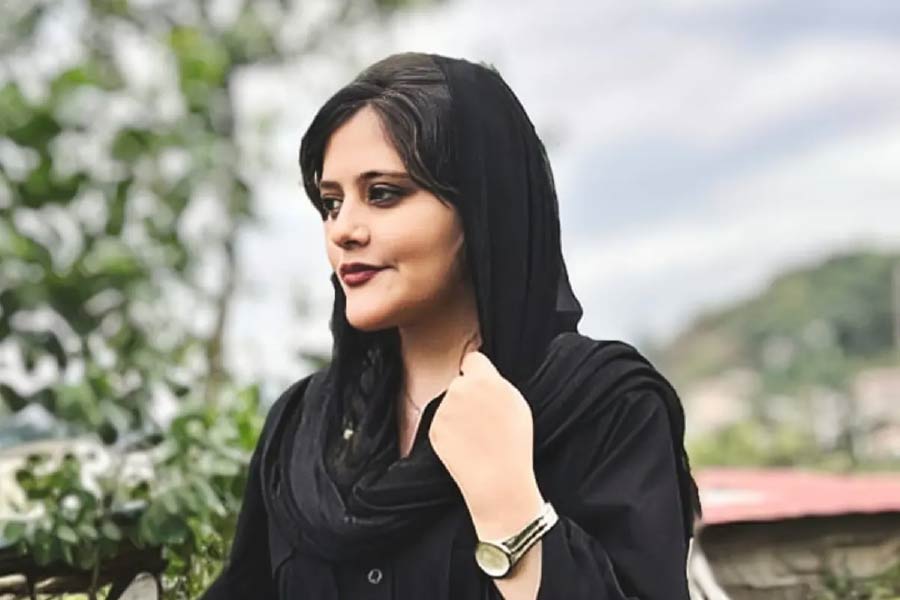 গত ১৬ সেপ্টেম্বর ইরানের রাজধানীতে ২২ বছরের তরুণী মাহশা আমিনির মৃত্যু হয়। তার পর থেকে দেশে ক্ষোভের আগুন জ্বলছে। অভিযোগ, হিজাব না পরার অপরাধে তাঁকে আটক করা হয়েছিল। মেরির মতোই তিনিও প্রশাসনের চোখরাঙানির শিকার হয়েছিলেন। পুলিশি হেফাজতেই মাহশার মৃত্যু হয়েছে বলে অভিযোগ। দেশ জুড়ে তার পর থেকেই বিক্ষোভ শুরু হয়।