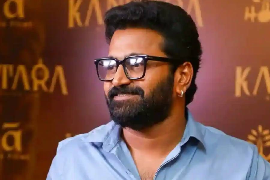 তবে, ঋষভের কাহিনি অন্য রকম। ছোটবেলার স্বপ্ন ছিল ক্রিকেটার হবেন। কিন্তু স্কুলে পড়াকালীন নাটকে অভিনয় করে তাঁর স্বপ্ন বদলে যায়। ঋষভের চোখের সামনে তখন শুধু ক্যামেরা আর বড় পর্দা।