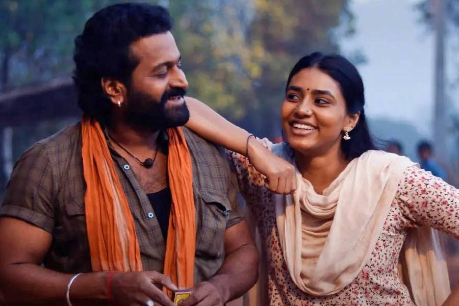 সেই গ্রামেই প়ড়াশোনা করেছিলেন তিনি। খেলার প্রতি তাঁর আগ্রহ ছিল বরাবর। ষষ্ঠ শ্রেণিতে পড়াকালীন স্কুলে একটি নাটকের আয়োজন করা হয়। সেই নাটকেই প্রথম অভিনয় করেছিলেন তিনি।