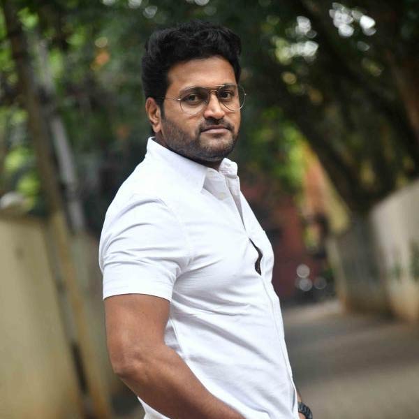 কলেজের পড়াশোনা শেষ করার পর তিনি রোজগারের পথ খুঁজতে থাকেন। হোটেলকর্মী হিসাবে কাজ করেন কিছু দিন। তার পর একটি রিয়্যাল এস্টেট সংস্থার সঙ্গে যুক্ত হন।