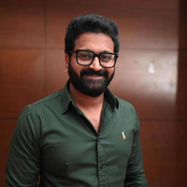 কিন্তু স্থায়ী চাকরির বদলে ব্যবসার দিকে মন ঝুঁকতে শুরু করে প্রশান্তের। এক বন্ধুর সঙ্গে জলের ক্যান সরবরাহের ব্যবসা শুরু করেন তিনি।