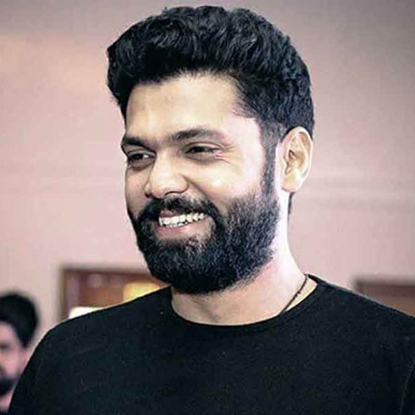 হঠাৎ তাঁদের কাছে প্রস্তাব আসে একটি কলেজের উদ্বোধনী অনুষ্ঠানে জল সরবরাহ করার। খোঁজ নিতে তিনি জানতে পারেন, সেখানে ফিল্ম ইনস্টিটিউটের উদ্বোধন হচ্ছে।