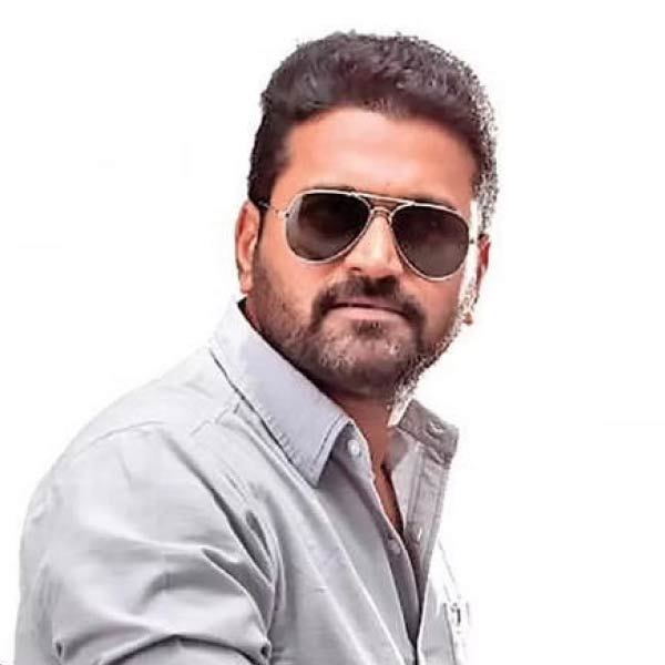 এক খ্যাতনামী পরিচালকের সহকারী হিসাবে কাজ করার সুযোগও পান। তাঁর সঙ্গে ওই ফিল্মে আরও অনেকে সহ-পরিচালনার কাজ করছিলেন।