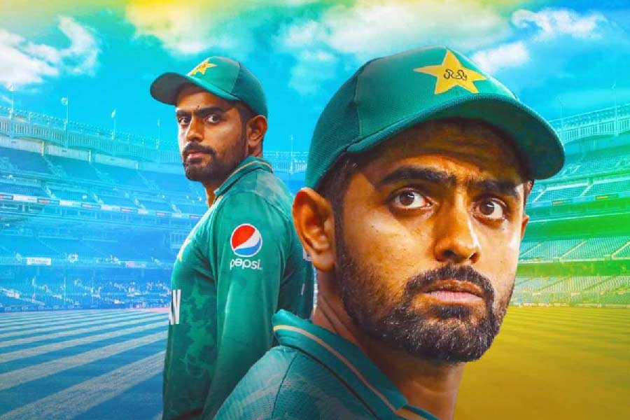 এই কয়েক দিন আগে পর্যন্ত বাবর আজ়মকে বিশ্বের এক নম্বর ব্যাটার বলে দাবি করে এসেছেন পাকস্তান ক্রিকেট দলের প্রাক্তনীরা। সেপ্টেম্বরে ইংল্যান্ডের বিরুদ্ধে বাবরের অধিনায়কোচিত ইনিংস দেখে বিরাট কোহলির আগে তাঁকে জায়গা দেন শোয়েব আখতার। এখন টি-২০ বিশ্বকাপে পর পর হারের দায় সেই বাবরকে দিচ্ছেন শোয়েব। একই সঙ্গে বাবরের ব্যাটিং নিয়েও উঠেছে সমালোচনার ঝড়।
