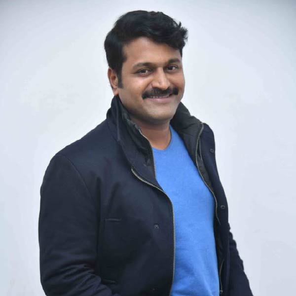 সবই ভাগ্যের দোষ— এই ভেবে গণনাকারীর কাছে গিয়ে নিজের নাম বদলে ফেলেন তিনি। নাম বদলে রাখেন ঋষভ। এই নামই তাঁর ভাগ্য ফিরিয়ে আনবে, কন্নড় ইন্ডাস্ট্রিতে জনপ্রিয় হয়ে উঠবেন, এই আশায় ‘প্রশান্ত’ নামকে চিরতরে বিদায় জানালেন তিনি।