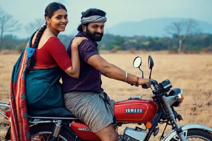 ছোট পর্দায় কাজ করা শুরু করলেন ঋষভ। দিনপিছু ৫০০ টাকা পারিশ্রমিক পেতেন তিনি। তখন তাঁর আলাপ হয় রক্ষিত শেট্টির সঙ্গে। কন্নড় সিনেমার জনপ্রিয় অভিনেতা এবং ছবি নির্মাতা ছিলেন রক্ষিত। একটি ছবি ফ্লপ করায় খুব ভেঙে পড়েছিলেন রক্ষিত। সেই সময় তাঁর পাশে এসে দাঁড়ান ঋষভ।