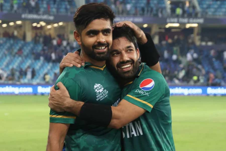 গত টি-টোয়েন্টি বিশ্বকাপে প্রথম বার ভারতকে পরাজিত করে বাবরের পাকিস্তান। বস্তুত, ৫০ ওভার এবং ২০ ওভারের বিশ্বকাপে ভারতের বিরুদ্ধে সেটিই ছিল পাকিস্তানের প্রথম জয়। বাবর-বাহিনীর প্রশংসায় পঞ্চমুখ হয়েছিলেন পাকিস্তানের ক্রিকেট মহল।