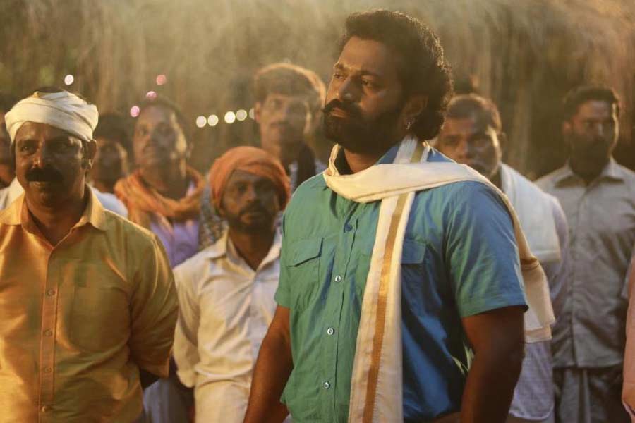 ঋষভ এবং রক্ষিতের বন্ধুত্বের সম্পর্ক এত দৃঢ় যে তাঁদের দেখে অনেকেই ভাবতেন, ঋষভ-রক্ষিত দুই ভাই। রক্ষিত জানতেন, ঋষভ ছবির জন্য একটি গল্প লিখেছেন। রক্ষিত জানান, ঋষভের এই গল্পের উপর ভিত্তি করেই ছবি বানাবেন তিনি।