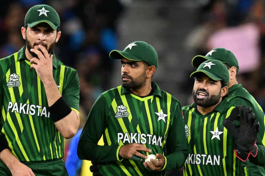 কিন্তু এক বছরে এল বদল। টি-টোয়েন্টি বিশ্বকাপে এ বার হেরেই চলেছে পাকিস্তান। প্রথমে ভারতের বিরুদ্ধে রুদ্ধশ্বাস ম্যাচে হারের পরে জ়িম্বাবোয়ের মতো ‘দুর্বল’ দলের কাছেও হেরেছেন বাবর আজ়মরা। আর তার পরেই শুরু হয়েছে বিদ্রুপ, সমালোচনা এবং আক্রমণ।