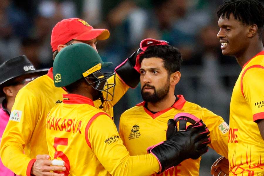 প্রথমে ব্যাট করে ১৩০ রান করেছিল জ়িম্বাবোয়ে। কিন্তু সেই রান তাড়া করতে গিয়ে চাপে পড়ে পাকিস্তান। পর পর উইকেট হারাতে থাকে তারা। শেষ পর্যন্ত ১ রানে হারতে হয় বাবরদের।