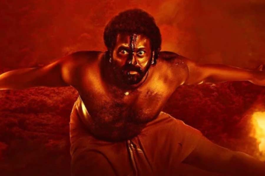 ২০১৯ সালে ‘বেল বটম’ ছবিতে প্রথম মুখ্যচরিত্রে অভিনয় করেন ঋষভ। তথাকথিত বাণিজ্যিক এই ছবিটি বক্স অফিসে দারুণ সাড়া পায়।