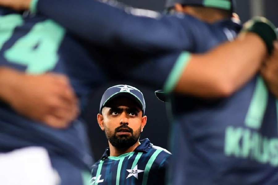 শেষ ওভারে পাকিস্তানের জিততে দরকার ছিল ১১ রান। একটি চার মারেন ওয়াসিম। শেষে ২ বলে জেতার জন্য ৩ রান দরকার ছিল। কিন্তু শেষ বলে ২ রান নিতে গিয়ে রানআউট হন শাহিন আফ্রিদি। ১ রানে ম্যাচ হারে পাকিস্তান। ফলে এ বার কার্যত টি-টোয়েন্টি বিশ্বকাপ থেকে ছিটকে যাচ্ছে পাকিস্তান।