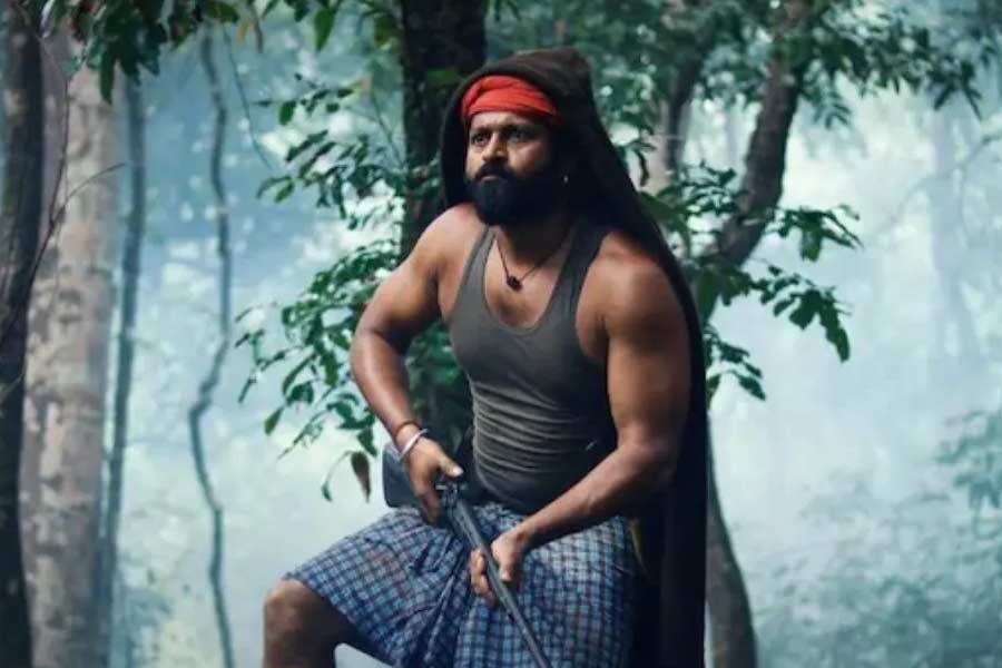 চলতি বছরের সেপ্টেম্বর মাসে মুক্তি পায় অ্যাকশন থ্রিলার ঘরানার ছবি ‘কান্তারা’। চিত্রনাট্যকার, পরিচালক এবং অভিনেতার ভূমিকা এত নিপুণ ভাবে পালন করেছেন যে এই ছবির নাম আজ সারা বিশ্বের সিনেমাপ্রেমীদের মুখে মুখে। ঋষভও ইন্ডাস্ট্রিতে বহুল প্রশংসা কুড়োচ্ছেন।