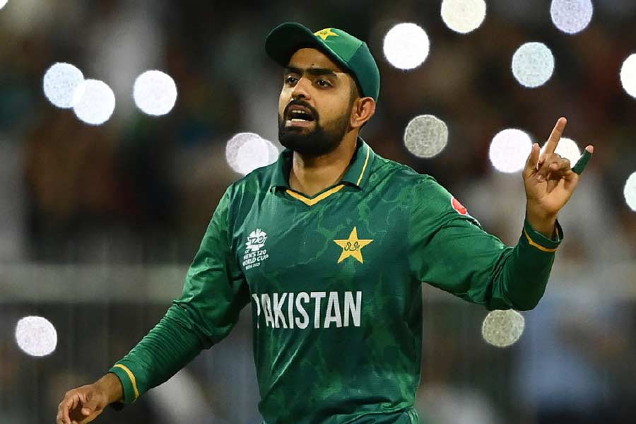 এর পর অধিনায়ক বাবর যেমন সমালোচিত হচ্ছেন, ব্যাটার বাবরও পড়েছেন বিদ্রুপের মুখে। যেমন শোয়েব আখতার বলছেন, ‘‘বাবর জঘন্য অধিনায়ক। ওর কোনও পরিকল্পনা নেই!’’ তাঁর সংযুক্তি, ‘‘ভারতের বিরুদ্ধেও ওর (বাবর) জন্য হেরেছিলাম। বার বার মহম্মদ নওয়াজ়কে শেষ ওভারে বল করার জন্য ধরে রাখে আর বার বার আমরা হারি। দলে চার জন পেসার খেলানো উচিত। সেখানে বাবর তিন জনকে খেলাচ্ছে। তার মধ্যে শাহিন সুস্থ নয়। তার পরেও ওকে নামিয়ে দিয়েছে। আরও তো পেসার আছে। তাদের সুযোগ দেওয়া উচিত ছিল।’’