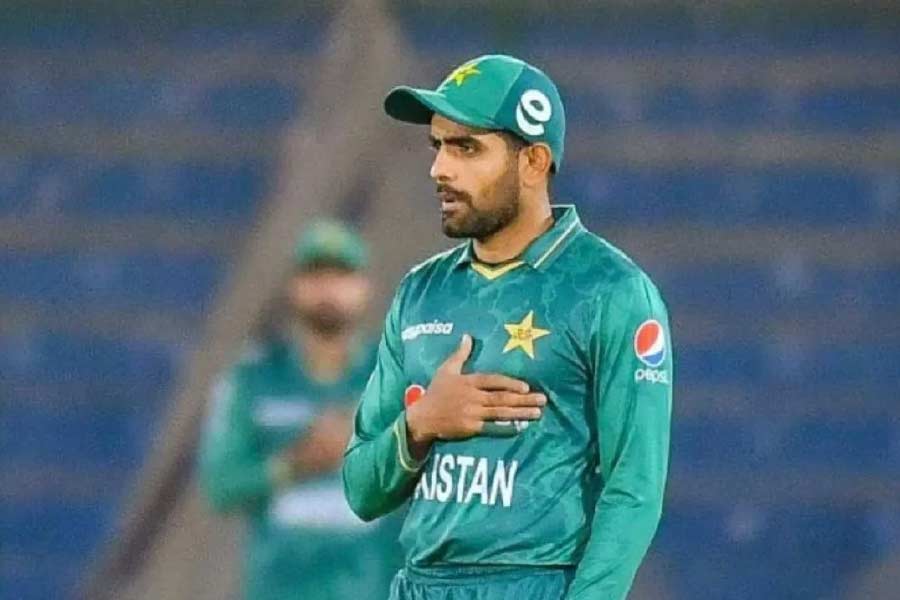 এখানেই শেষ নয়। আখতার পরামর্শের সুরে বলেছেন, ‘‘আমি কত বার বলেছি, বাবরের তিন নম্বরে নেমে আসা উচিত। কিন্তু ও শুনবে না! সেই ওপেন করবে। দু’জনের উপরই পুরো দল নির্ভর করছে। মিডল অর্ডারে কোনও ব্যাটার নেই। ফখর জ়মানকে বসিয়ে রেখেছে। শোয়েব মালিককে নেওয়ার কথা বলেছিলাম। ওকেও নিল না। ভুল দল নিয়ে খেললে হার ছাড়া আর কী হবে?’’