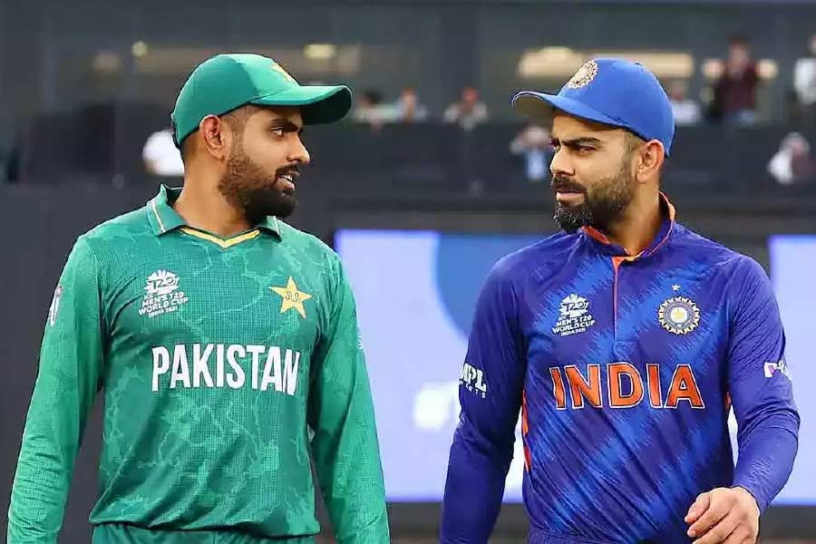 তবে জ়িম্বাবোয়ের কাছে হারের পর বাবর বলছেন, ‘‘আরও শক্তিশালী হয়ে ফিরব আমরা।’’ কিন্তু ২৮ বছরের ব্যাটারের ফর্ম এবং অধিনায়কত্ব নিয়ে তাঁকে ‘রক্তাক্ত’ করছেন দেশের সমালোচক এবং প্রাক্তনরাই।