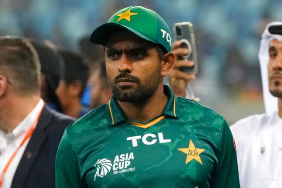 ২০১৫ সালে যে জ়িম্বাবোয়ের বিরুদ্ধে আন্তর্জাতিক ক্রিকে়ট জীবন শুরু করেন, তাদের কাছে হারলেন ২০২২ সালে এসে। এবং এমন একটি ম্যাচে পরাজয় এল যেখানে পাক ক্রিকেটপ্রেমীরা আশা করেছিলেন, খুব সহজে জিতবেন বাবররা।