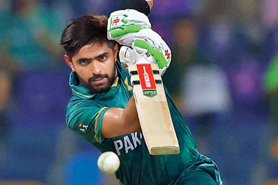 এক দিনের ক্রিকেটে দ্রুততম ২ হাজার রানে বিশ্বে দ্বিতীয় স্থানে বাবর। টি-টোয়েন্টিতে দ্রুততম হাজার রানেও বাবর দ্বিতীয় স্থানে। সেই আজ়মের অফ ফর্ম প্রশ্ন তুলে দিচ্ছে তাঁর ‘সাম্রাজ্য’ নিয়ে।