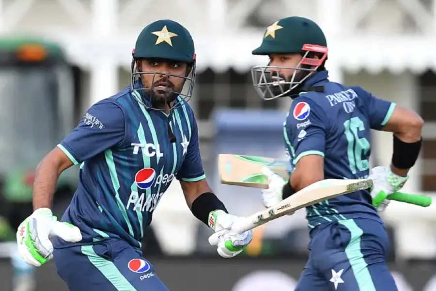 এই জ়িম্বাবোয়ের বিরুদ্ধে একাধিক চোখধাঁধানো ইনিংস রয়েছে বাবরের। অপেক্ষাকৃত দুর্বল দলের বোলারদের উপর সজোর ‘আঘাত’ ক্রিকেটপ্রেমীদের বাবরকে করেছে ‘জ়িমবাবর’। কিন্তু সেই দলের কাছে হেরে গিয়ে কটাক্ষের শিকার হচ্ছেন বাববর। নেটাগরিকদের ব্যঙ্গাত্মক মন্তব্য, ‘এ বার তো জ়িমবাবরও বলতে পারব না!’